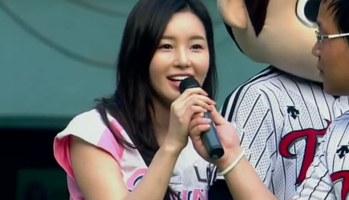 남규리는 지난 2011년 7월 29일 잠실야구장에서 열린 엘지 트윈스-삼성 라이온즈 경기에서 시구를 던지기 위해 마운드에 올랐다./유튜브 영상 캡처