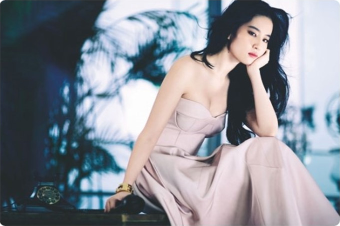 유역비가 예전 화보에서 청초하면서도 유혹적인 자태를 공개했다. 유역비와 송승헌이 함께 출연한 중국 영화 제3의 사랑은 올해 개봉 예정이다. /Cosmo