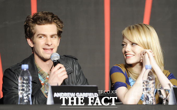 앤드류 가필드(왼쪽)와 엠마 스톤 커플의 올 여름 결혼설이 제기됐다. / 더팩트 DB