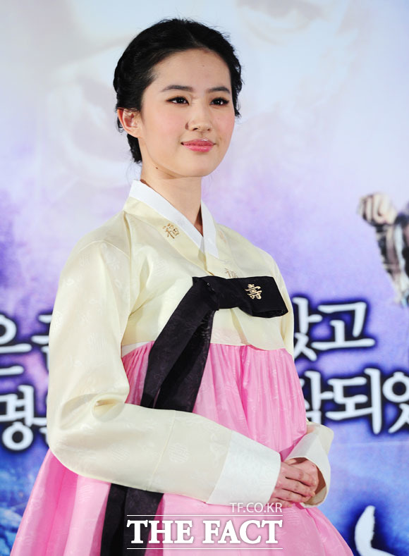 유역비의 한복 입은 모습이 누리꾼들의 관심을 받고 있다. 유역비는 빼어난 미모로 인기를 끌고 있는 중국 배우다. /더팩트DB