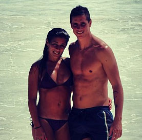 올라야 토레스(왼쪽)가 남편 페르난도 토레스와 해변에서 휴가를 즐겼다. 올라야 토레스는 아름다운 외모로 관심을 모으고 있다./ 올라야 토레스 인스타그램