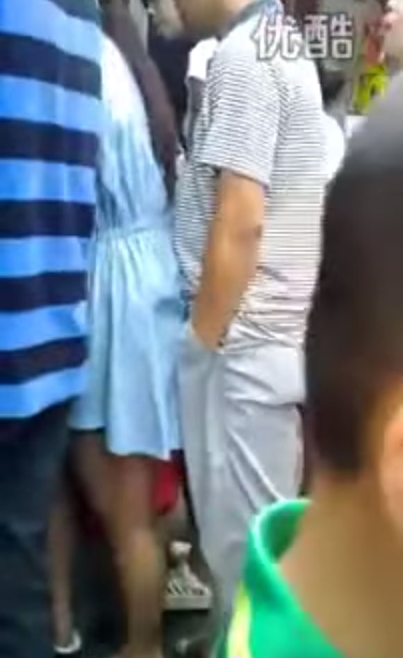 유튜브에 올라온 중국의 뻔뻔한 성추행 수법이 누리꾼들을 놀라게 하고 있다. /유튜브 캡처