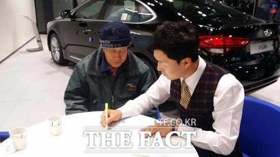 인터뷰를 진행하는 동안에도 그의 휴대전화는 쉴틈없이 벨소리가 울렸고, 고객의 발길도 끊이지 않았다.