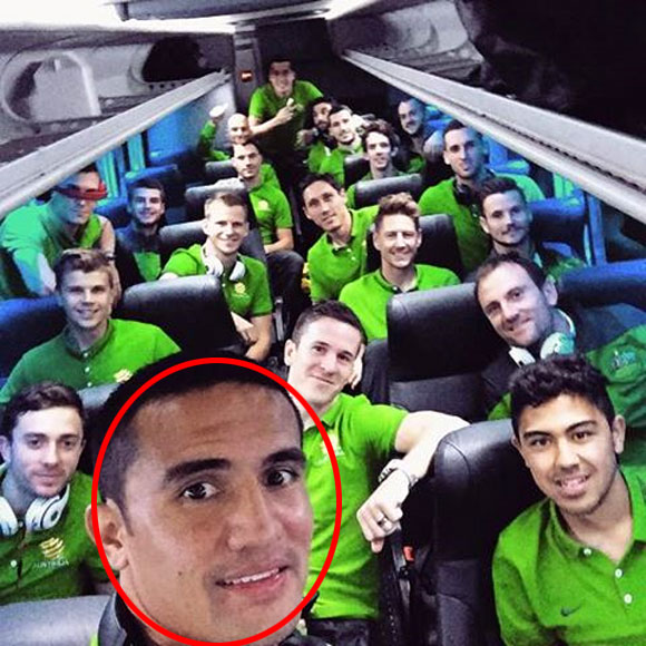 팀 케이힐(빨간선)은 지난 13일 SNS에 한국 호주 경기를 앞두고 철저한 준비를 하고 있다는 글과 함께 사진 한 장을 공개했다. 공개된 사진에는 팀 케이힐을 비롯해 한국 호주 경기를 앞둔 호주 국가대표팀 선수들이 담겨 있어 눈길을 끌었다./ 팀 케이힐 페이스북