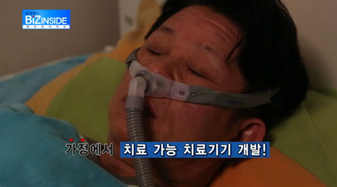 양압기는 코골이와 수면무호호증 치료에 흔히 사용되고 있다. 한편 나혼자 산다는 16일 전현무가 양압기를 사용해 수면무호흡증을 치료하는 장면을 담았다./ SBS CNBC 방송 화면 캡처