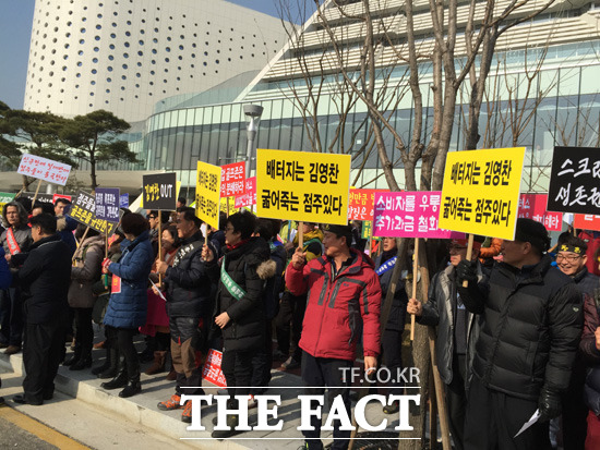 골프존과 골프존 사업자 비상대책위원회가 날카로운 대립각을 곧추세우고 있다. / 임준형 기자