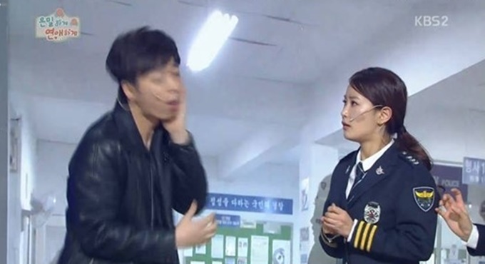 개그콘서트 김지민(오른쪽)이 전 남자 친구 유상무의 이름에 흥분했다. /KBS2 개그콘서트 방송