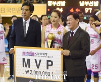 [TF포토] 여자농구 올스타전 '강아정 MVP 선정'