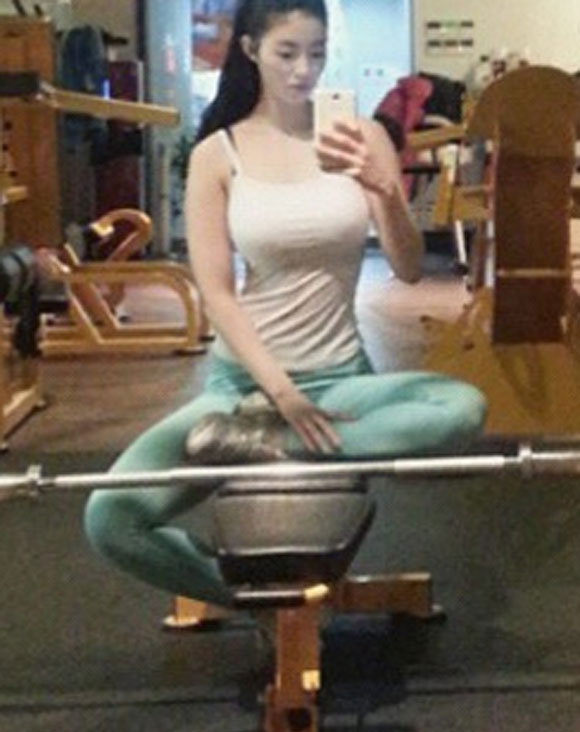 유승옥이 가슴 성형설에 대해 만져보라며 당당하게 부인했다. 유승옥은 가슴 성형은 안했지만 콤플렉스였던 허벅지는 지방흡입까지 경험했다고 털어놨다. / 유승옥 페이스북 캡처