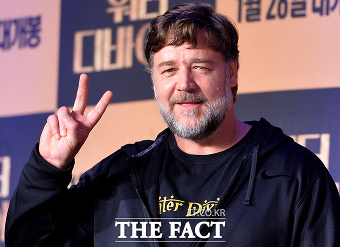 러셀 크로우가 한국 팬들을 만나며 새해 복 많이 받으세요라고 한국어로 인사했다. /김슬기 기자