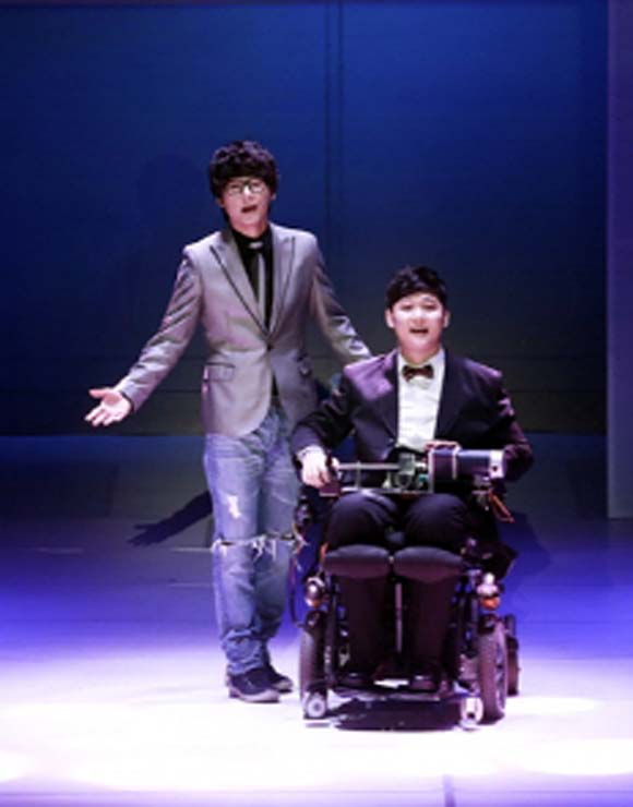 김혁건(오른쪽)의 무대가 관심을 받고 있다. 김혁건은 KBS 강연 100도씨에 출연해 전신마비에도 노래를 부를 수 있게 된 사연을 공개했다. / 플래닛K컴퍼니 제공