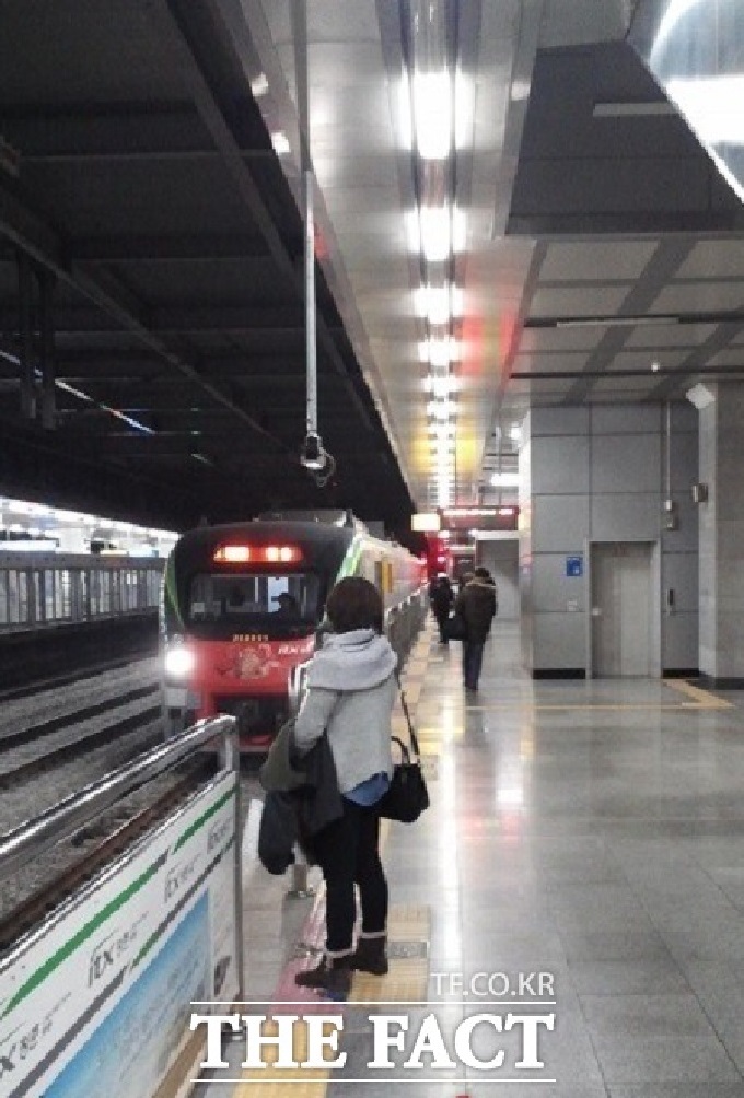 30대 남성이 20일 오후 인천 백운역에서 스스로 몸을 던져 사망했다.(사진은 해당 기사와 관련이 없음)/더팩트 DB