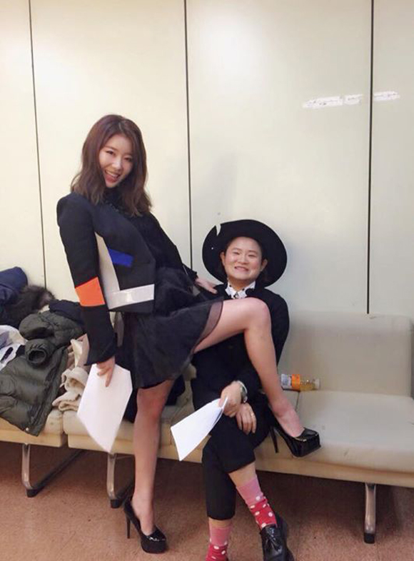 나비(왼쪽)가 지난 16일 김신영과 포즈를 취하고 있다. 나비의 각선미가 그대로 드러난다. / 나비 페이스북