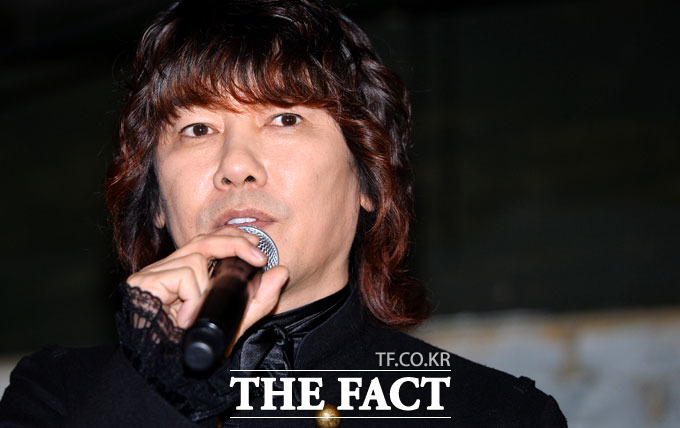 김장훈 기내 흡연은 지난해 12월 15일 대한항공 KE902편 화장실에서 적발된 것으로 알려졌다. 김장훈 기내 흡연 논란이 계속되자 그는 20일 SNS에 사과문을 올렸다. / 김슬기 기자