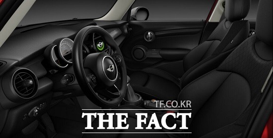 뉴 미니 5도어 쿠퍼D 미드트림 내부에는 6.5인치 모니터를 갖춘 새로운 미니 비주얼부스트와 미니 커넥티드가 추가돼 차에 대한 다양한 정보를 시각적으로 확인할 수 있도록 했다.