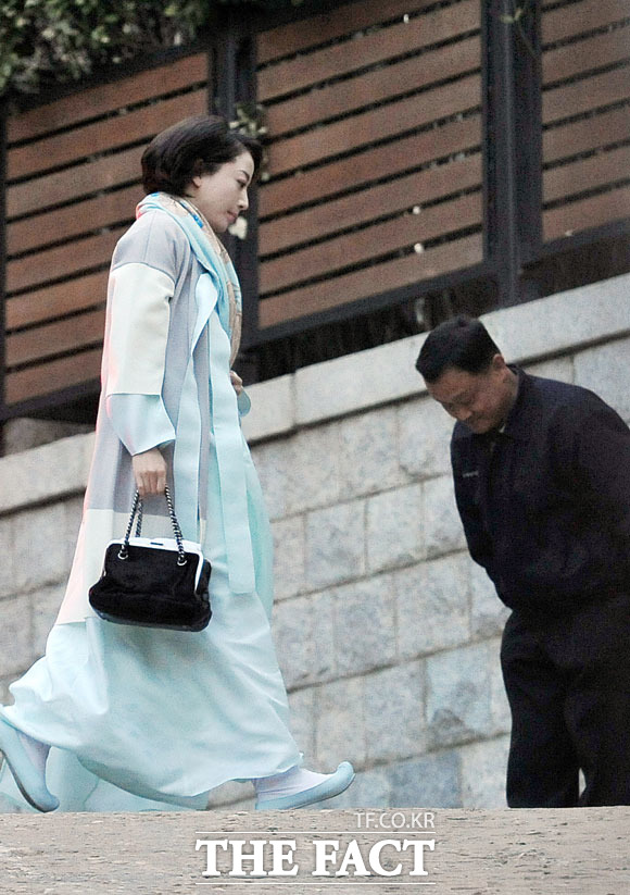 노현정 전 KBS 아나운서의 근황에 관심이 높아지고 있다. 지난 2012년 3월 고 정주영 명예회장 11주기 제사에 참석하기 위해 발걸음을 옮기고 있는 노현정. /문병희 기자