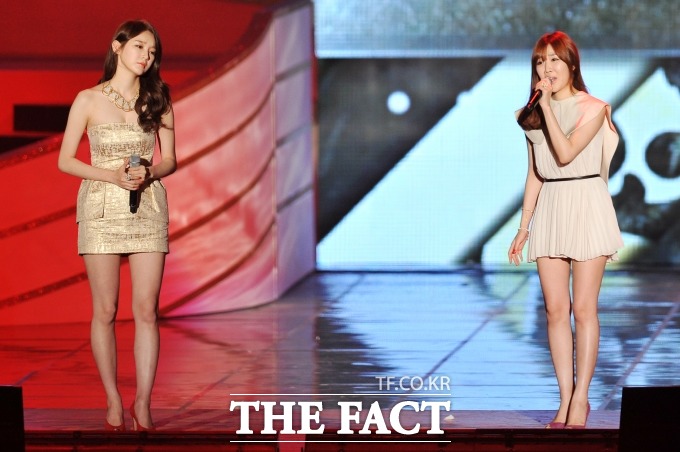 다비치 강민경(왼쪽)과 이해리가 사랑과 이별의 경험을 자작곡에 담았다고 고백했다. /남윤호 기자