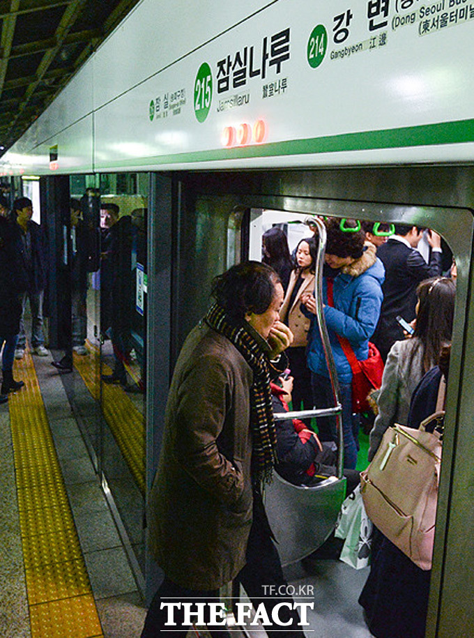 막차시간과 첫차시간에 대한 누리꾼들의 관심이 커지고 있다. 막차시간과 첫차시간은 다양한 어플뿐 아니라 포털에서 손쉽게 찾을 수 있다. / 최진석 기자