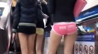  '오늘의 유튜브' 팬티만 입고 지하철 활보하는 여성들