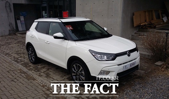 쌍용자동차가 3500억 원의 개발비를 투자, 4년 만에 순수 개발한 신차 소형 스포츠유틸리티차량 티볼리가 베일을 벗었다. / 파주 = 서재근 기자