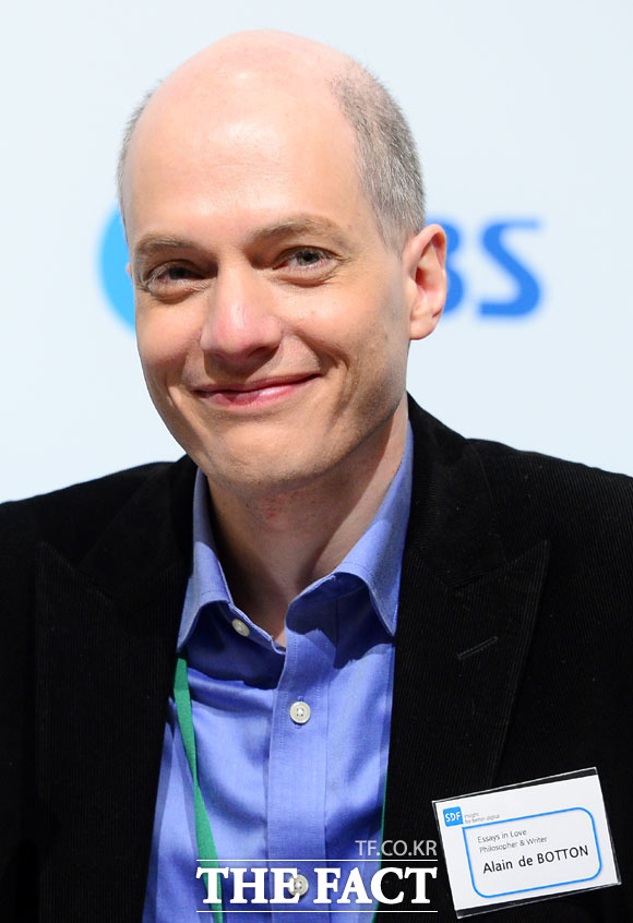 소설가 알랭 드 보통의 저서에는 어떤 것들이 있을까. 알랭 드 보통은 지난 2013년 신도림 디큐브 아트센터에서 열린 SDF서울디지털포럼에 참석해 한국 독자들을 만났다. /이새롬 기자