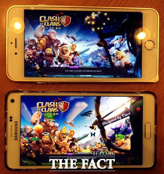 정상 서비스 중인 ‘클래시 오브 클랜’(위)과 프리서버 서비스 중인 ‘클래시 오브 클랜’의 모습. 두 게임 모두 크리스마스 버전 콘텐츠로 서비스 중이나 타이틀 화면부터 서로 다른 모습을 보이고 있다. /최승진 기자