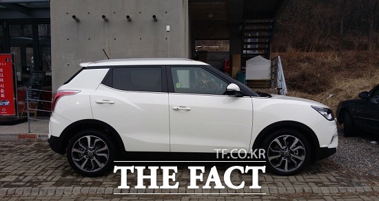 티볼리의 세련되고 콤팩트한 디자인은 전형적인 SUV의 올드한 느낌을 지웠고, 각을 세운 A필러와 발광다이오드(LED) 조명을 적용한 날카로운 헤드라이트는 날렵한 이미지를 한껏 살렸다.