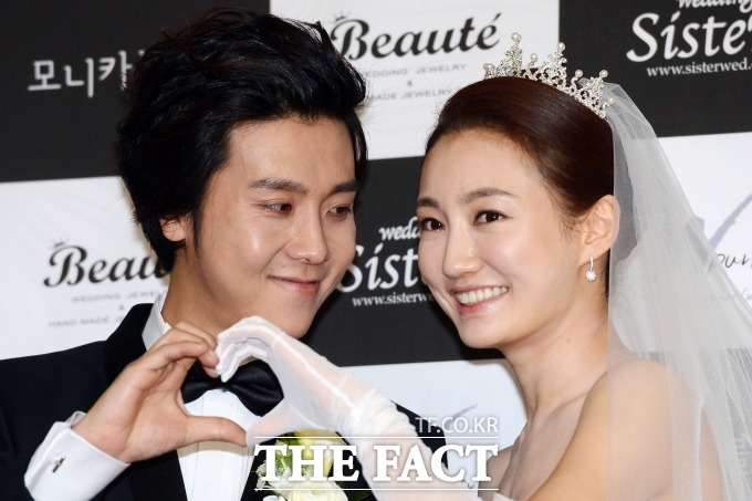 이동윤이 22일 득남한 사실이 서울가요대상에서 시상자로 나선 렛잇비 팀의 깜짝 발표로 알려졌다. / 더팩트 DB