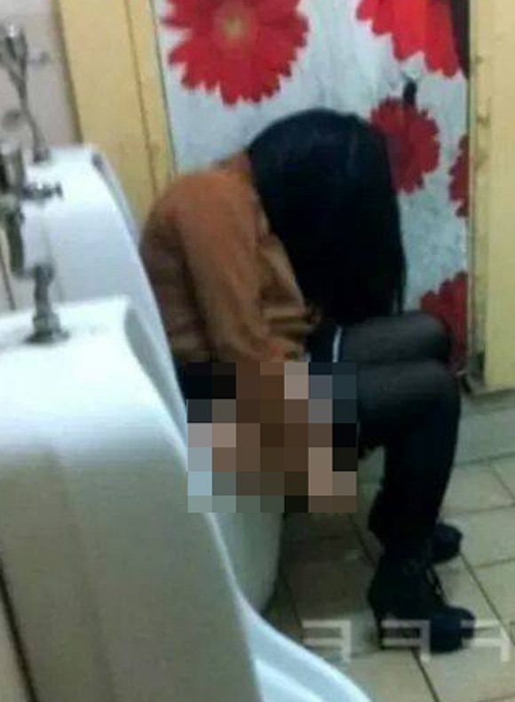 페이스북 페이지 섹시탑툰에 올라온 페이스북 꽐라녀 사진이 관심을 받고 있다. 페이스북 사진에서 꽐라녀는 남성용 소변기에 앉아 있어 페이스북 이용자들의 눈길을 끌고 있다. / 페이스북 캡처