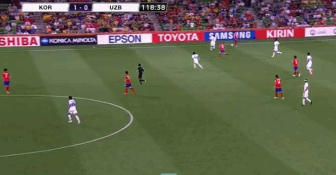 차두리가 22일 호주 멜버른 랙탱글러 스타디움에서 열린 2015 아시아축구연맹 아시안컵 8강 우즈베키스탄과 경기에서 1-0으로 앞선 연장 후반 14분 빠른 돌파로 손흥민의 쐐기골을 돕고 있다. / 유튜브 영상 캡처