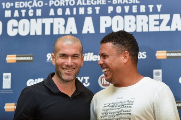 호나우두(오른쪽)가 22일 팀 동료였던 지네딘 지단을 치켜세웠다. / 아일랜드 언론 홈페이지 캡처