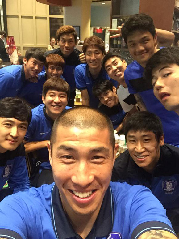 차두리가 지난 14일 트위터에 마지막 축구 여행이라며 축구 국가대표팀과 함께한 사진을 올려 관심을 높였다. /차두리 트위터