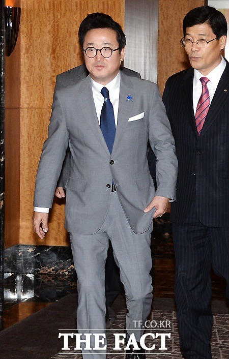 이 회장은 그룹 주력사인 코오롱글로벌의 부채비율이 480%에 이르고 있음에도  불구하고 네오뷰 지원을 아끼지 않아 여러 의혹이 제기되고 있다.