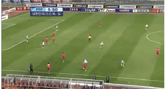 차두리가 지난 2004년 독일과 평가전에서 폭풍 드리블을 보이고 있다. / SBS 방송 캡처