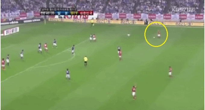 차두리가 지난 2010년 5월 일본전에서 수비수 세 명을 쓰러뜨리고 돌파하고 있다. / KBS 방송 캡처