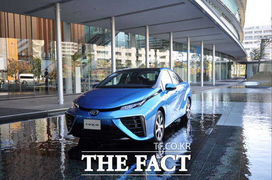 도요타 미라이는 4인승 수소연료전지자동차로 한번 충전으로 약 700km를 주행할 수 있다. / 도요타 자동차 제공