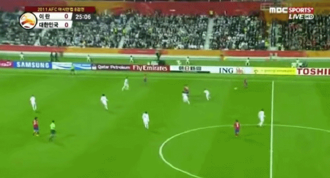 차두리가 2011 카타르 아시안컵 이란과 8강전에서 수비수 6명을 차례로 제치고 있다. / MBC SPORTS+ 방송 캡처