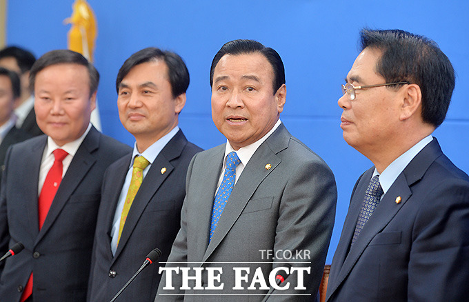 이완구 국무총리 후보자(왼쪽부터 세 번째)는 여당과 협력과 소통을 약속했다./문병희 기자