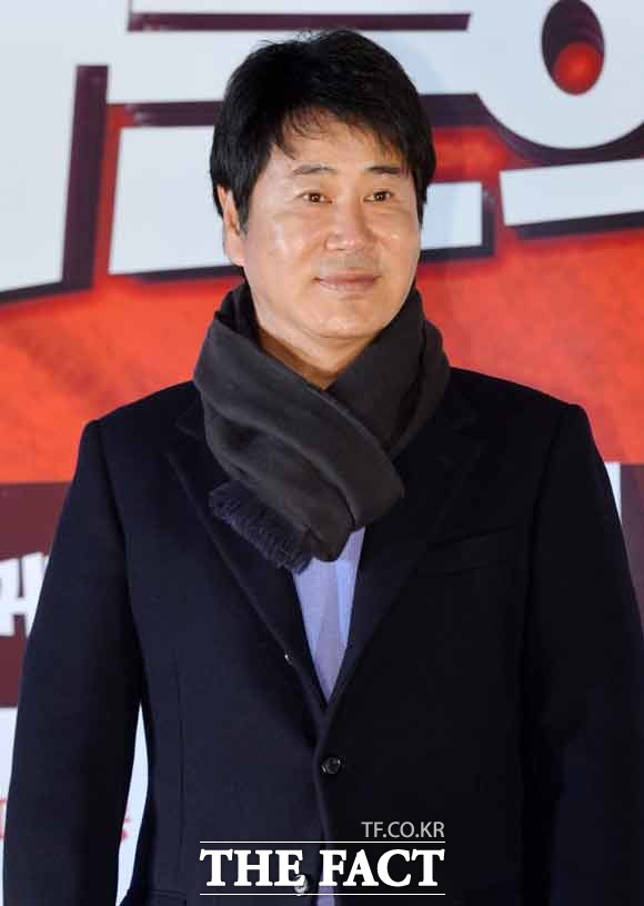 가족끼리 왜이래에서 위엄 있는 박형식의 아버지 역을 맡아 열연하고 있는 배우 유동근의 폭행 사건이 재조명되고 있다. 가족끼리 왜이래에 출연하고 있는 유동근은 지난 2007년 SBS 월화사극 왕과 나의 제작진을 폭행해 큰 파장을 일으킨 바 있다. / 문병희 기자