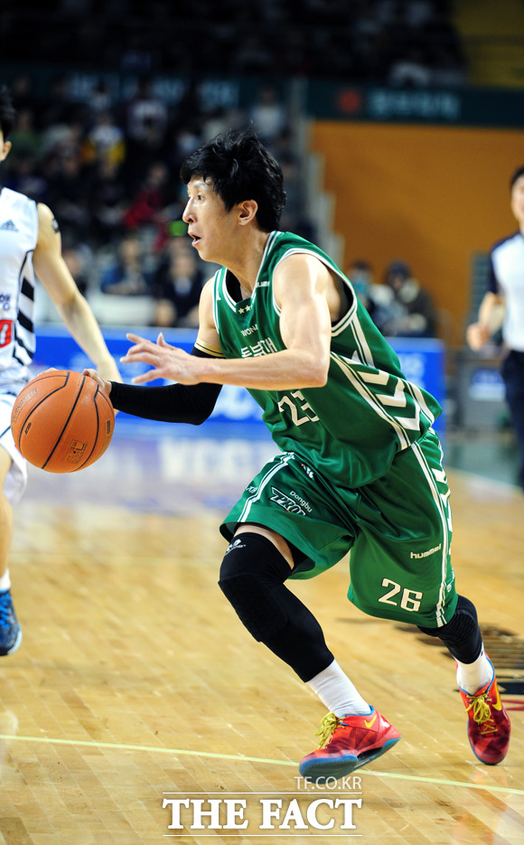 동부 박지현이 24일 열린 KT전에서 드리블하고 있다. / KBL 제공