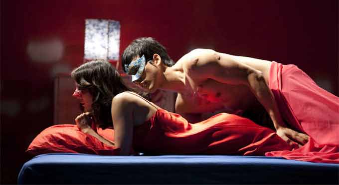 심장이 뛰네는 포르노(야동)를 소재로 여성의 섹스 욕망을 솔직하게 표현한 작품이다. 이 작품은 무미건조한 삶을 살던 여교수가 포르노(야동) 배우가 되길 결심한 뒤 벌어지는 성장통을 담담하게 그렸다. / 심장이 뛰네 스틸