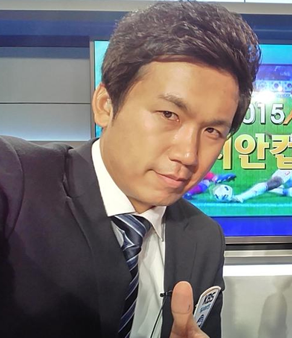 



이광용 아나운서에 대한 관심이 높아지고 있다. 이광용 아나운서는 다수 스포츠 프로그램에서 화려한 입담으로 시청자들의 사랑을 받고 있다. / 이광용 아나운서 트위터 캡처