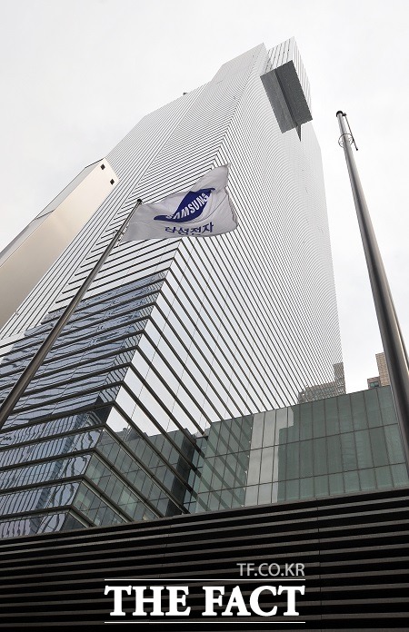 오는 29일 실적공시를 앞둔 삼성전자가 올해 배당금 확대에 나설지 여부에 관심이 쏠리고 있다. / 더팩트 DB