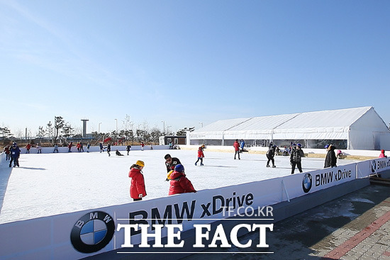 BMW 코리아 미래재단은 2015년 겨울 희망나눔학교 참가 어린이를 대상으로 인천 영종도 BMW 드라이빙 센터에 새로 개장한 아이스 링크 아이스반에 초대해 즐거운 시간을 가졌다고 밝혔다. / BMW 코리아 제공
