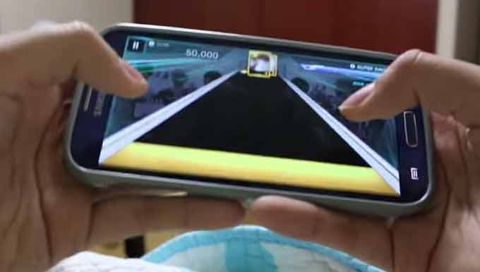 엄지족 의미 엄지손가락 이용해 민첩하게 소통하는 신세대 엄지족 의미는 엄지손가락을 이용하여 민첩하게 통화하고 정보를 검색하며 게임을 즐기는 신세대를 일컫는 말이다. 엄지족에게 통신은 금지와 소통의 욕망이 충돌하는 상황을 해결해주는 대안이다. / 유튜브 캡처