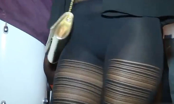 유튜브 클럽 스타킹녀, 치마는 어디로? 유튜브에 올라온 스타킹녀가 누리꾼들의 주목을 받고 있다. 유튜브에서 이 영상은 2만6331 조회수를 달성했다. /유튜브 영상 캡처