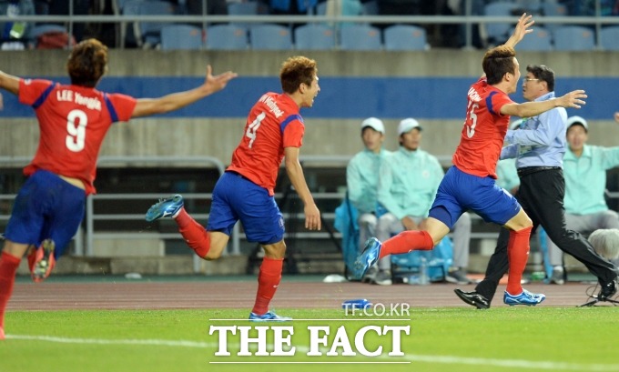 임창우(오른쪽)가 지난해 10월 2일 열린 2014 인천 아시안게임 축구 남자 결승전에서 연장 후반 15골 결승골을 터뜨린 뒤 환호하고 있다. / 인천문학경기장 = 임영무 기자