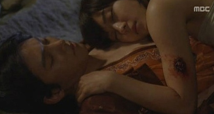 지창욱과 하지원 노출신 공개. 지창욱과 하지원의 노출 장면이 눈길을 끌고 있다. 지창욱은 하지원과 과거 기황후를 찍었다. / MBC 기황후 캡처