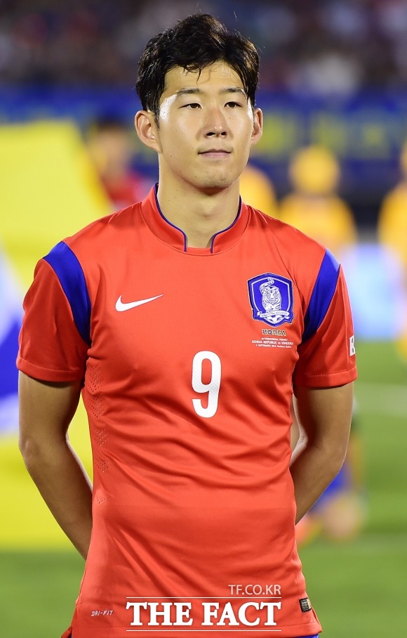 손흥민이 지난해 9월 5일 열린 베네수엘라와 평가전에서 애국가를 듣고 있다. / 부천종합운동장 = 배정한 기자