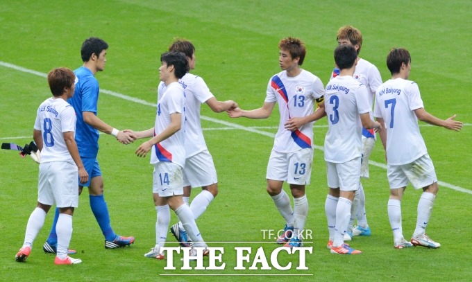 한국 선수들이 지난 2012년 7월 26일 열린 2012 런던 올림픽 조별 리그 1차전 멕시코전을 마치고 서로 격려하고 있다. / 뉴캐슬(잉글랜드) = 문병희 기자